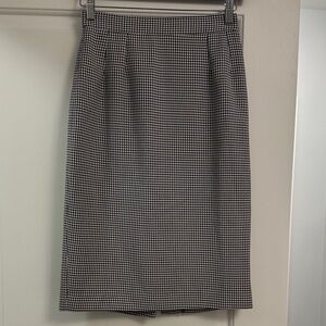 Classic Vintahe Black and White Houndstooth Skirt size 4